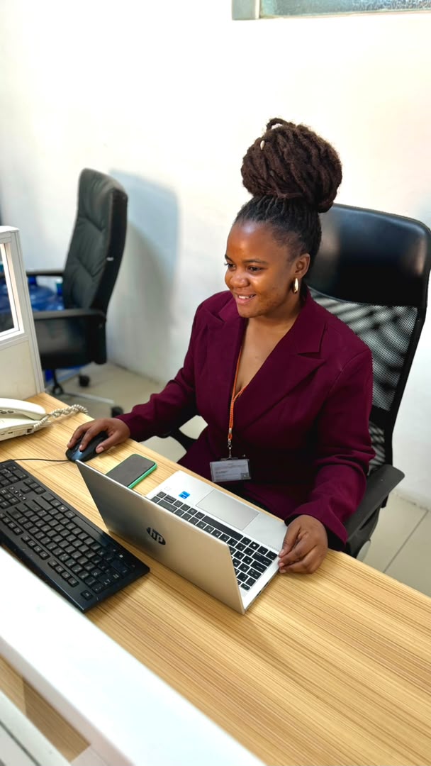 Lauzi Banda working at a laptop in an office